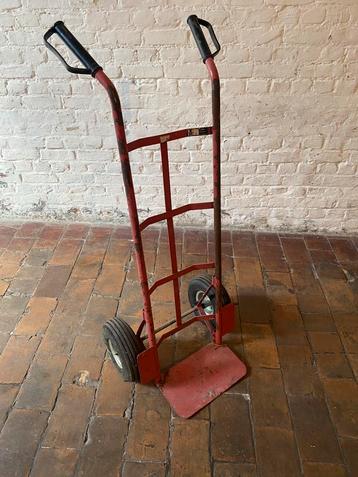 Steekwagen met opgepompte wielen beschikbaar voor biedingen