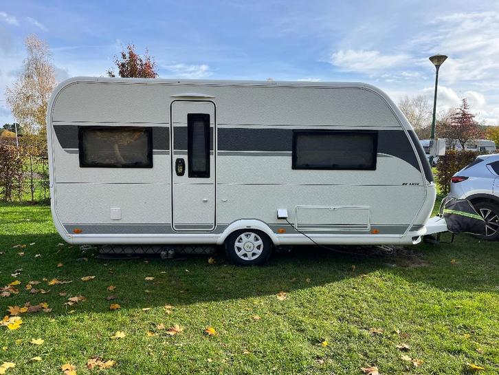 Hobby de luxe 2024, Caravans en Kamperen, Caravans, Particulier, tot en met 4, 1000 - 1250 kg, Rondzit, Hobby, Frans bed, Omvormbare zithoek