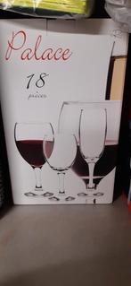 18 Verres sur pied. Neuf, Ophalen, Glas of Glazen, Nieuw, Glas