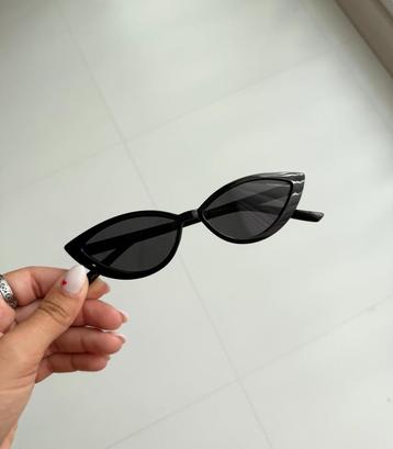 Elegante zwarte cat eye zonnebril beschikbaar voor biedingen