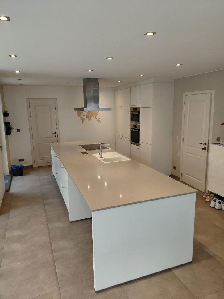 Keuken met eiland composiet werkblad, Huis en Inrichting, Keuken | Complete keukens, Zo goed als nieuw, Overige typen, Wit, Composiet