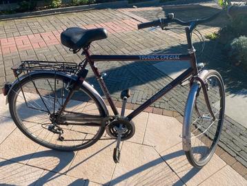 Vélo de randonnée pour homme disponible aux enchères