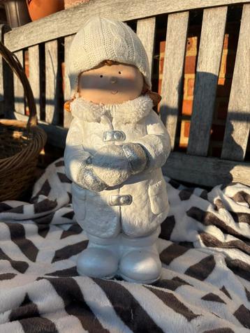Schattig meisje met sneeuwbal beschikbaar voor biedingen