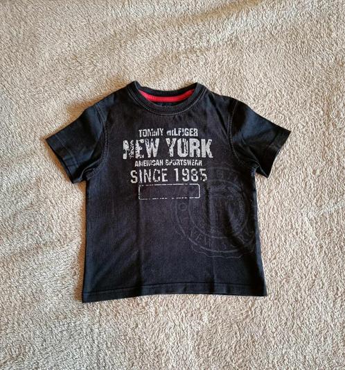 Kinderen - T-shirt - 104 - Tommy Hilfiger - 4 jaar - €2, Enfants & Bébés, Vêtements enfant | Taille 104, Utilisé, Garçon, Chemise ou À manches longues