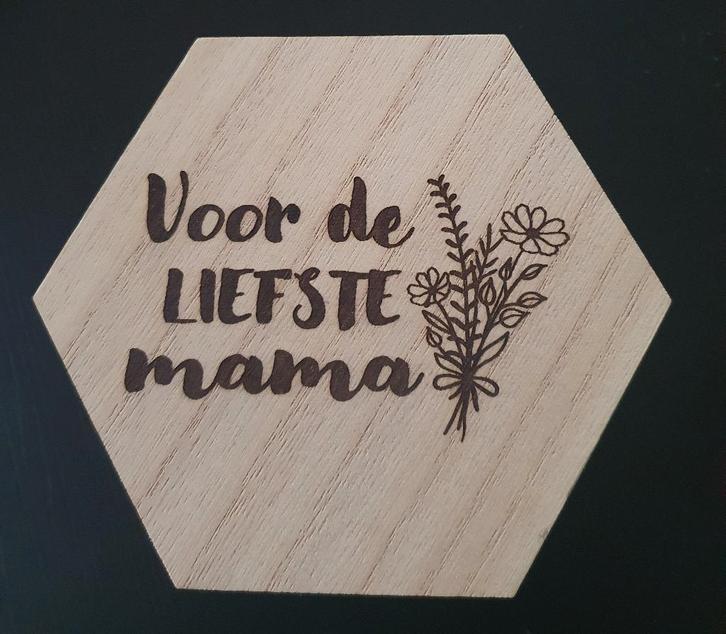 Houten kistje hexagon gelaserd(14x12x9)voor de liefste mama, Maison & Meubles, Accessoires pour la Maison | Coffres, Neuf, Enlèvement ou Envoi