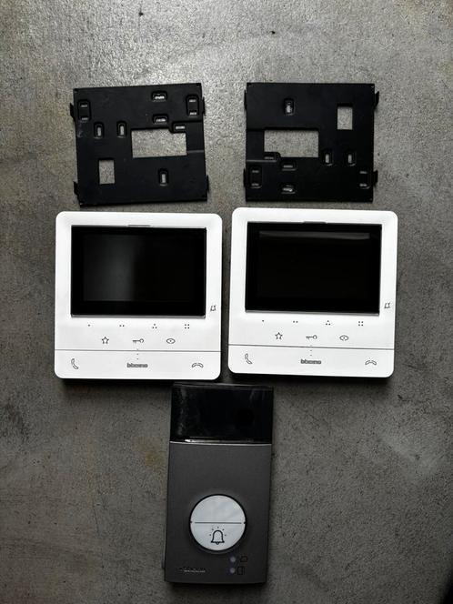 BTicino classe 100 : 2 postes vidéo intérieur + interphone, Huis en Inrichting, Deurbellen, Gebruikt, Bedraad, Ingebouwde camera