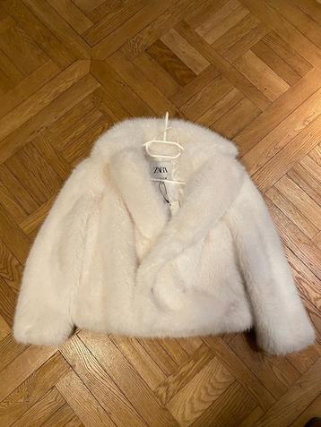 Faux Fur wit beschikbaar voor biedingen