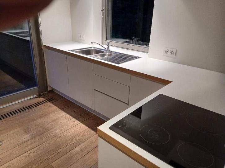 Moderne witte hoekkeuken met toestellen in zeer goede staat, Huis en Inrichting, Keuken | Complete keukens, Zo goed als nieuw