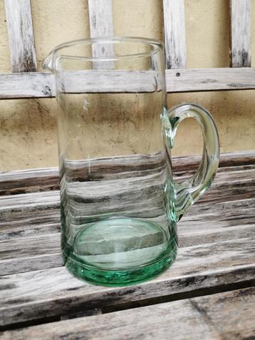 Elegante artisanale kan waterkan uit 100% gerecycleerd glas. beschikbaar voor biedingen