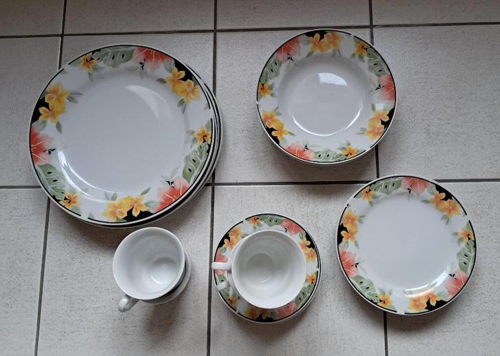 Eetservies bloem voor 4 personen, nooit gebruikt, Huis en Inrichting, Keuken | Servies, Nieuw, Compleet servies, Effen, Porselein