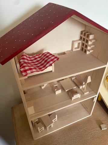 Houten poppenhuis beschikbaar voor biedingen
