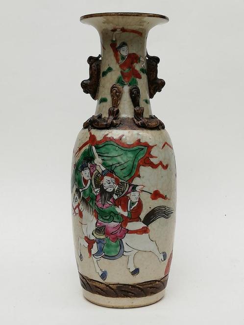 Beau vase Nankin chinois en céramique - Cavaliers - c. 1900, Antiquités & Art, Curiosités & Brocante, Enlèvement ou Envoi