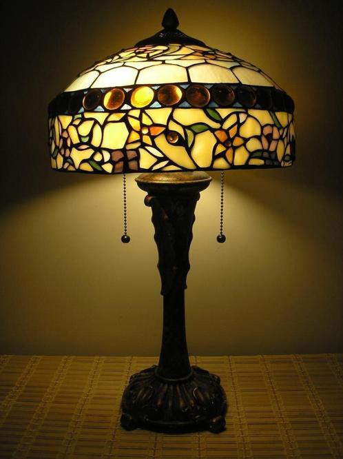 Tiffany tafellamp met mooi kleurenpatroon en bijpassende voe, Antiek en Kunst, Antiek | Verlichting, Ophalen of Verzenden