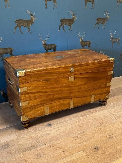 Antieke kamferhouten kist, Antiek en Kunst, Antiek | Meubels | Tafels, Ophalen of Verzenden