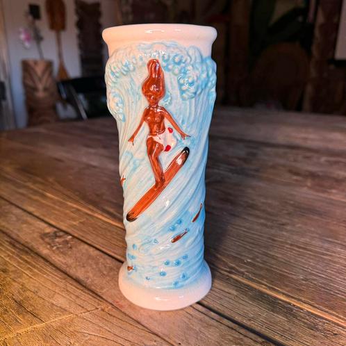 Vintage 60s OMC Surfer Girl Tiki Mug - Concave Bottom, Antiek en Kunst, Antiek | Keramiek en Aardewerk, Ophalen