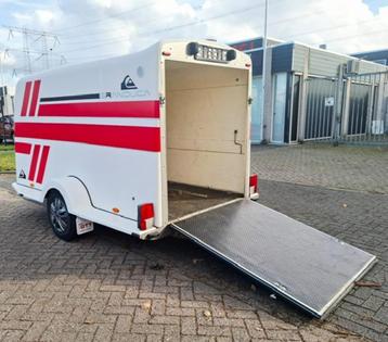 Rebel gesloten polyester opbouw aanhangwagen met oprijklep beschikbaar voor biedingen