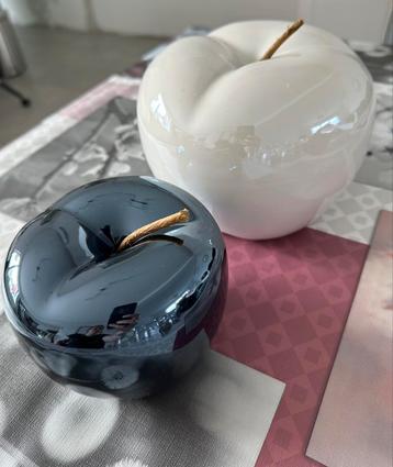 2 pommes decoratives  beschikbaar voor biedingen