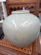 Gegraveerde celadon vaas - Longquan, Ophalen of Verzenden, Zo goed als nieuw