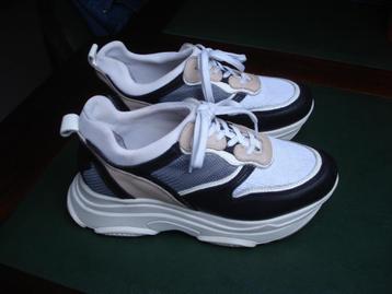 Sneakers, dames/meisjes. mt 38 beschikbaar voor biedingen