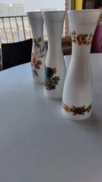 Série de 3 vases style opaline fleuris, Antiquités & Art, Enlèvement ou Envoi