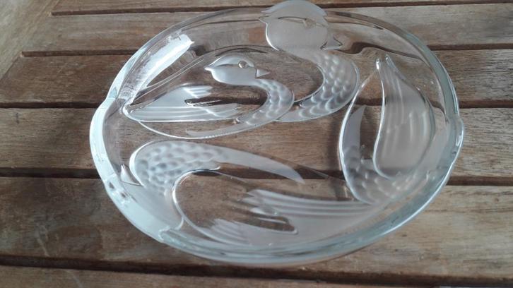 Prachtige vintage glazen schaal met gegraveerde eendjes, Antiek en Kunst, Antiek | Glaswerk en Kristal, Ophalen of Verzenden