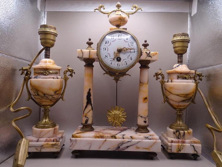 ENSEMBLE DE CHEMINÉE FRANÇAISE AVEC LAMPES, Antiquités & Art, Antiquités | Horloges, Enlèvement