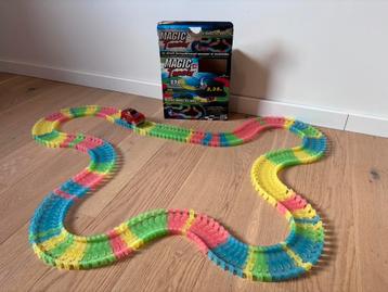 Flexibele glow in the dark racebaan Magic Tracks beschikbaar voor biedingen