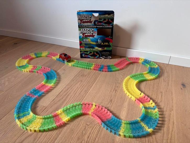 Flexibele glow in the dark racebaan Magic Tracks, Kinderen en Baby's, Speelgoed | Racebanen, Gebruikt, Ophalen