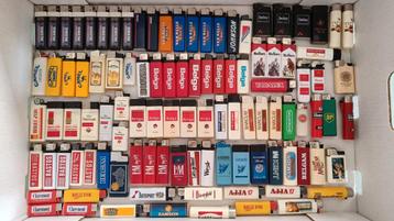 Verzameling aanstekers sigaretten merken.