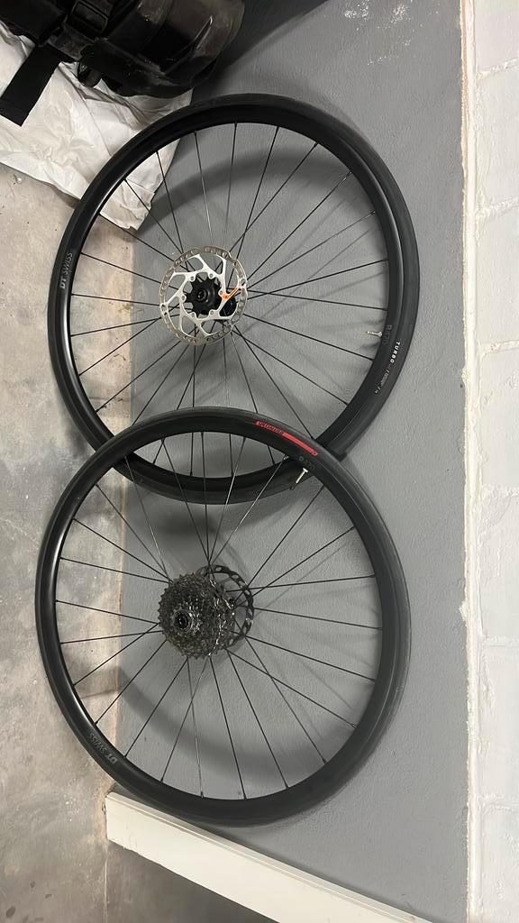 Wielset DT Swiss R470 (met schijven, cassette en banden), Vélos & Vélomoteurs, Vélos Pièces, Comme neuf, Vélo de course, Enlèvement