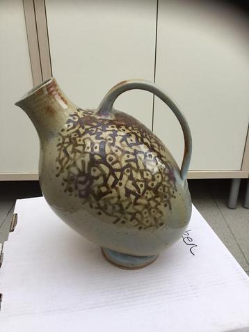 Vaas met bruine tinten beschikbaar voor biedingen