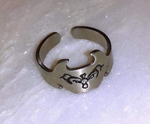 Herenring gothic tribal, Handtassen en Accessoires, Ringen, Nieuw, Heer, Zilver, IJzer of Staal, Verzenden