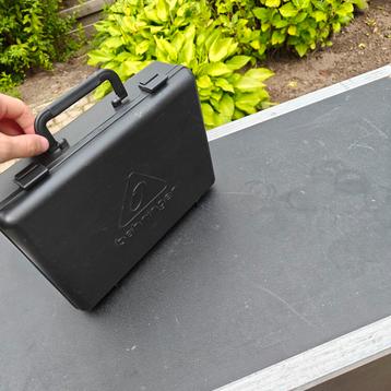 3 bedrade microfoons beschikbaar voor biedingen