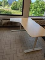 2 bureaus Bekant Ikea hoekbureau (links), Ophalen, In hoogte verstelbaar, Zo goed als nieuw, Bureau