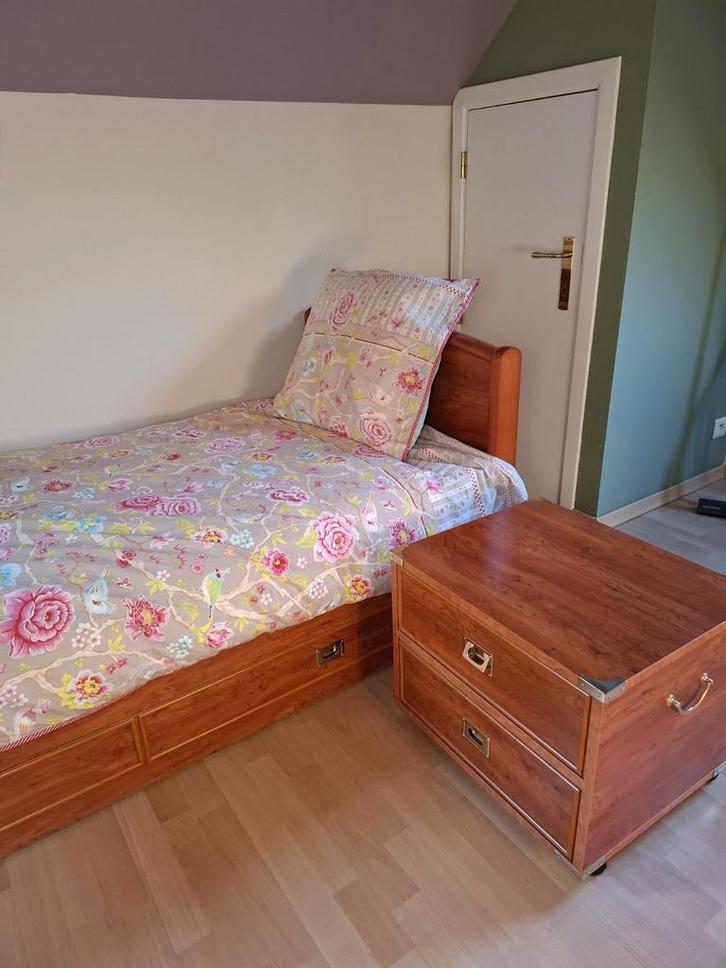 Een persoonsbed met nachtkastje., Huis en Inrichting, Slaapkamer | Complete slaapkamers, Ophalen