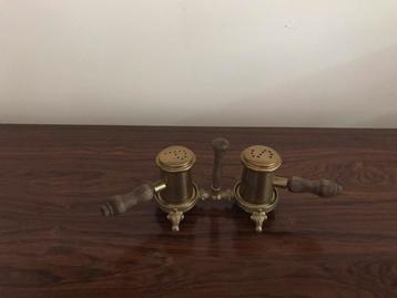 Oud setje peper en zout met houten steeltje met houder beschikbaar voor biedingen