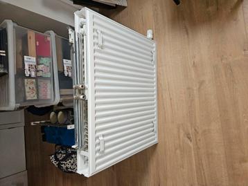 Radiator integra aansluiting 70x80x10 met beugels en kraan. beschikbaar voor biedingen