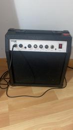 Zwart/wit Elektrische gitaar met versterker bij., Muziek en Instrumenten, Snaarinstrumenten | Gitaren | Elektrisch, Ophalen of Verzenden