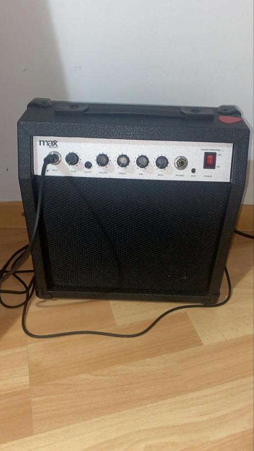 Zwart/wit Elektrische gitaar met versterker bij., Muziek en Instrumenten, Snaarinstrumenten | Gitaren | Elektrisch, Zo goed als nieuw