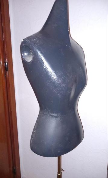 Mannequin ancien noir sur base en laiton ajustable disponible aux enchères