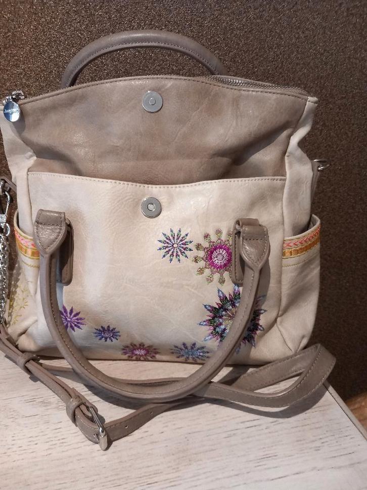 BEIGE HANDTAS “ DESGUAL”, Handtassen en Accessoires, Tassen | Damestassen, Nieuw, Handtas, Beige, Ophalen of Verzenden