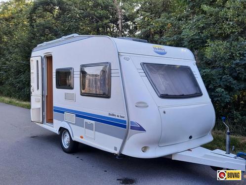 Caravan Hobby Easy de Luxe uit 2004 in goede staat., Caravans en Kamperen, Caravans, Particulier, Treinzit, Hobby, Vast bed, Disselslot