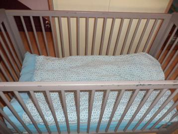 Stevig babybed met matras en dekbed met dekbedovertrek  beschikbaar voor biedingen