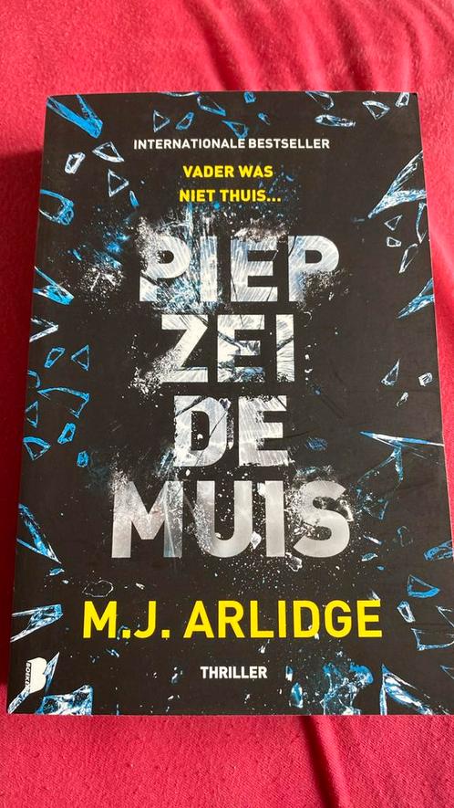 M.J. Arlidge - Piep zei de muis, Boeken, Thrillers, Zo goed als nieuw, Ophalen of Verzenden