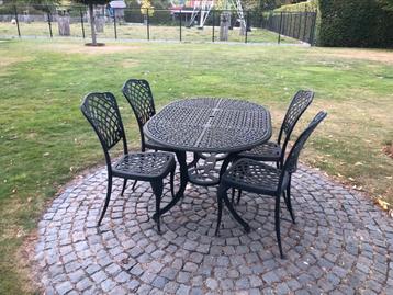 Tuintafel beschikbaar voor biedingen