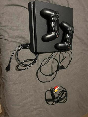 Playstation 4 met 2 controllers beschikbaar voor biedingen