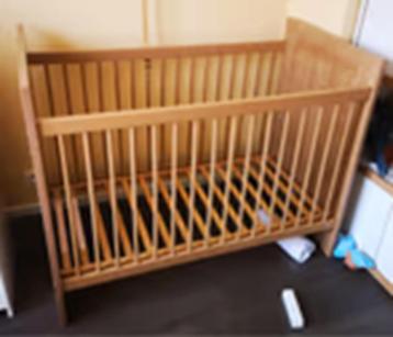Bed met spijlen dat kan worden omgebouwd tot een normaal bed beschikbaar voor biedingen