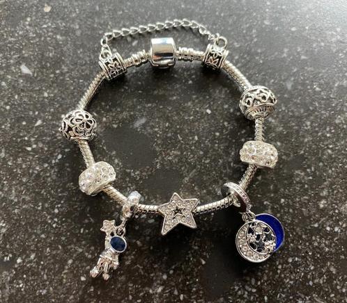 Superbe bracelet en forme de lune et d'étoile, NOUVEAU, Bijoux, Sacs & Beauté, Bracelets, Neuf, Avec bracelets à breloques ou perles