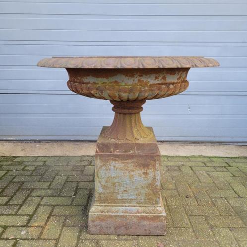 Grote gietijzeren vaas op sokkel bloembak, Tuin en Terras, Tuinvazen, Zo goed als nieuw, Ophalen of Verzenden