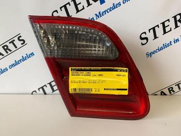 Achterlicht links van een Mercedes E-Klasse beschikbaar voor biedingen